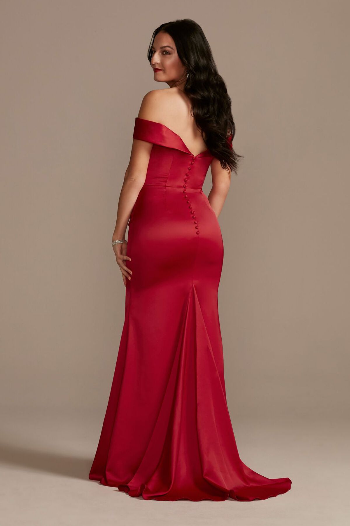 Vestido de dama sirena en sat&iacute;n con hombros ca&iacute;dos, MARINO, hi-res