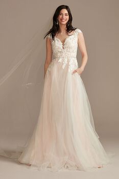 Vestido de novia princesa con aplicaciones florales de encaje
