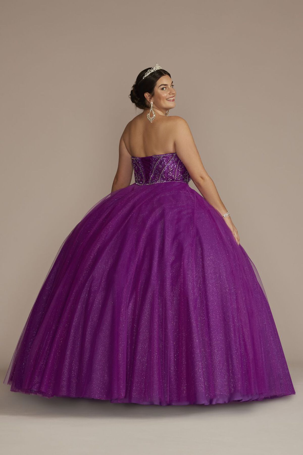 Vestido de quincea&ntilde;era con escote asim&eacute;trico y aplicaciones florales en 3D, MORADO, hi-res