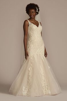 Vestido de novia sirena con aplicaciones de encaje y escote en V