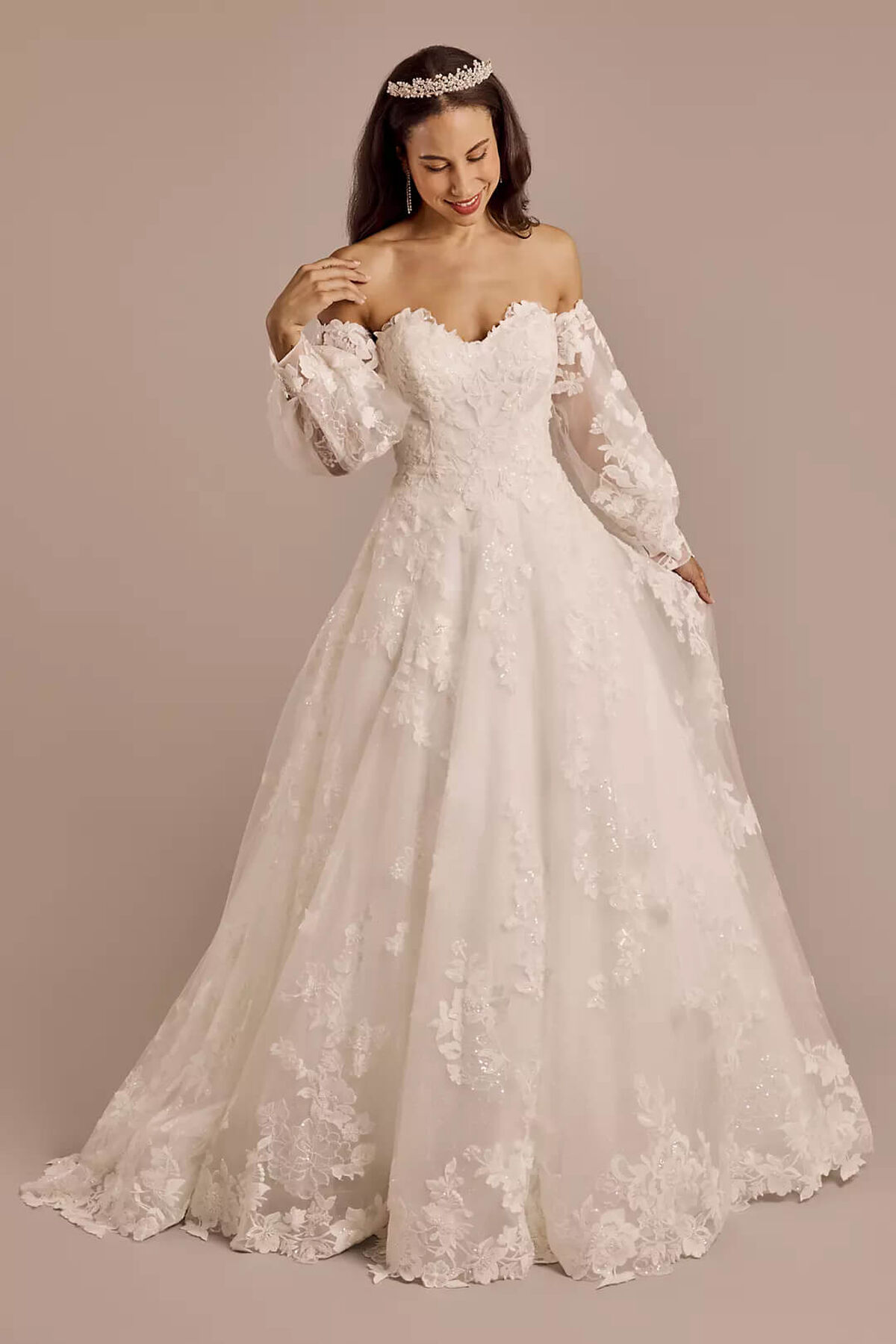 Vestido de novia con aplicaciones de encaje y mangas abullonadas, BLANCO SUAVE, hi-res