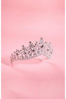 Tiara con incrustaciones de cristales