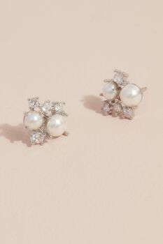 Aretes con adornos de perlas