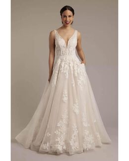 Vestido de novia corte princesa con escote pronunciado