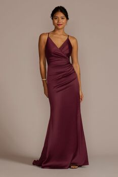 Vestido de dama con drapeado en cintura y botones en espalda