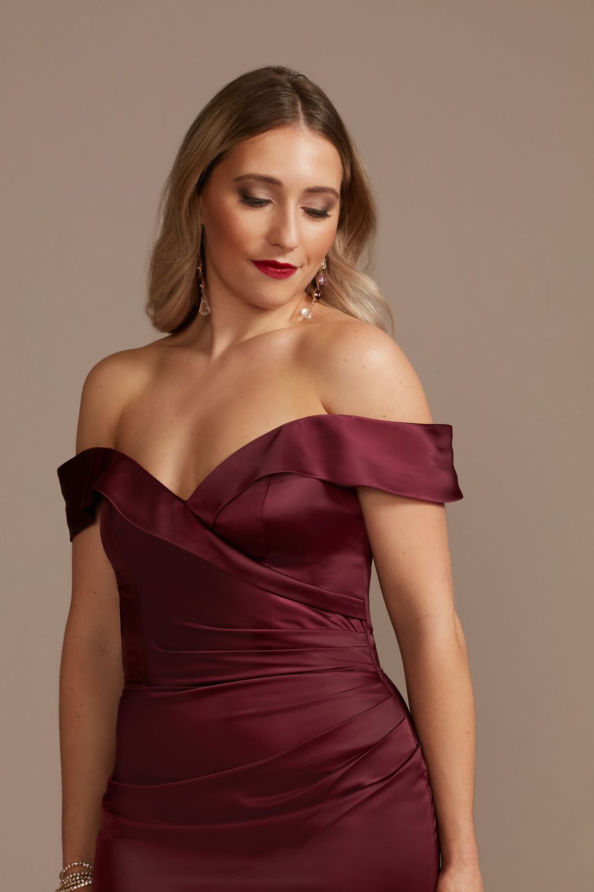 Vestido de dama sirena en sat&iacute;n con hombros ca&iacute;dos, VINO, hi-res