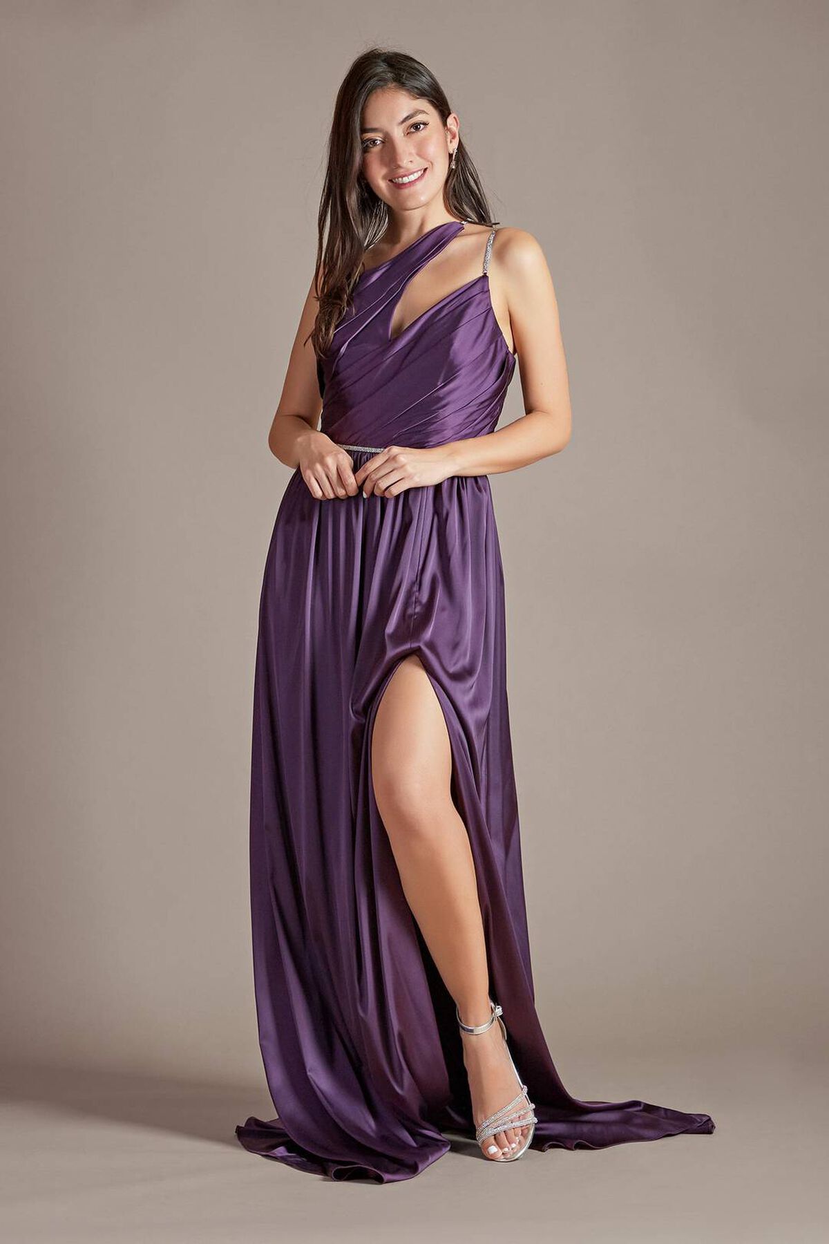 Vestido largo satinado de escote asim&eacute;trico y tirantes con aplicai&oacute;n de pedrer&iacute;a, CIRUELA, hi-res