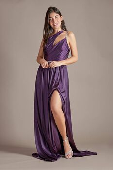 Vestido largo satinado de escote asimétrico y tirantes con aplicaión de pedrería
