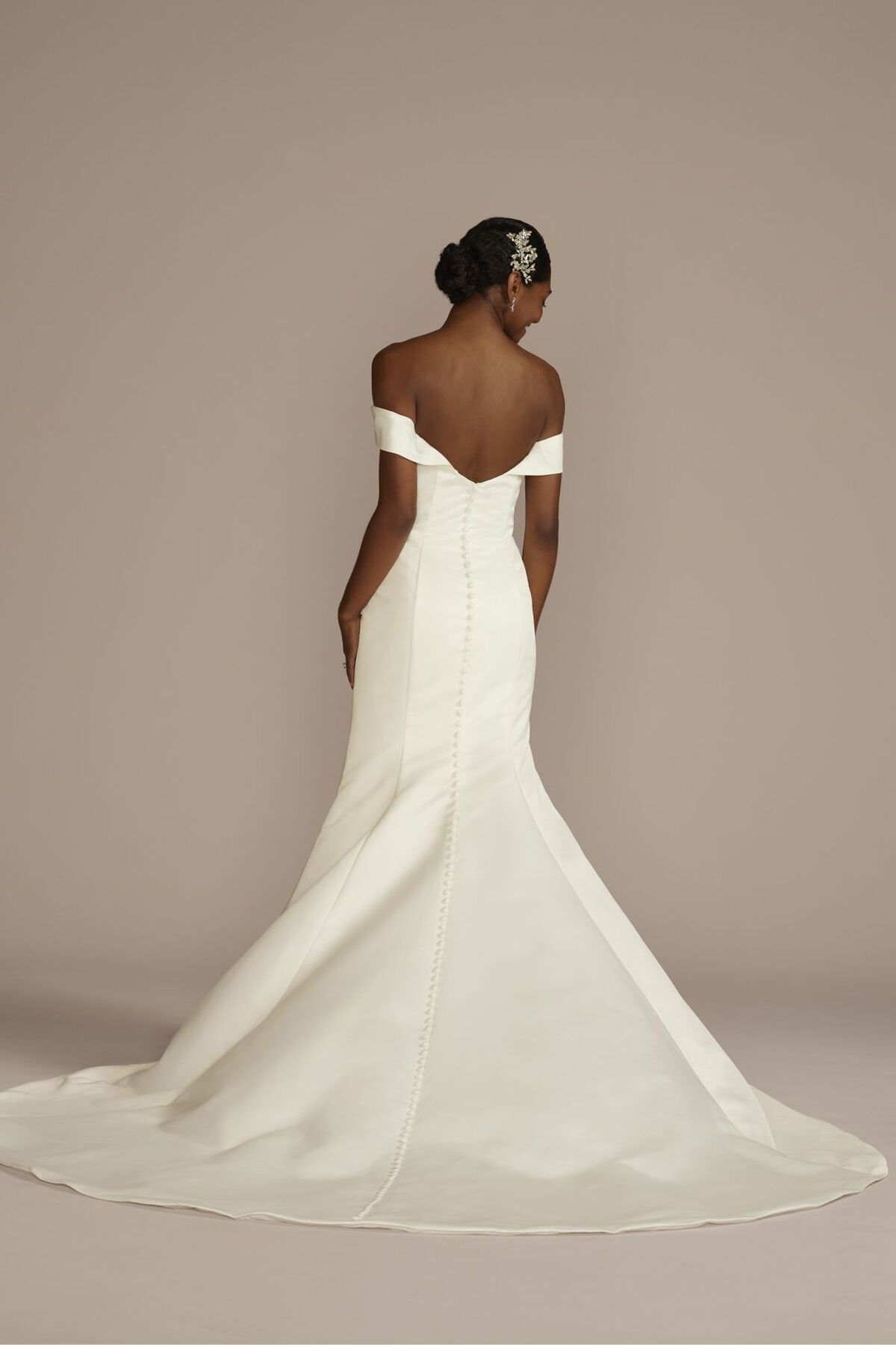 Vestido de novia sirena en sat&iacute;n con hombros ca&iacute;dos, MARFIL, hi-res