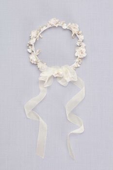 Diadema de flores con perlas