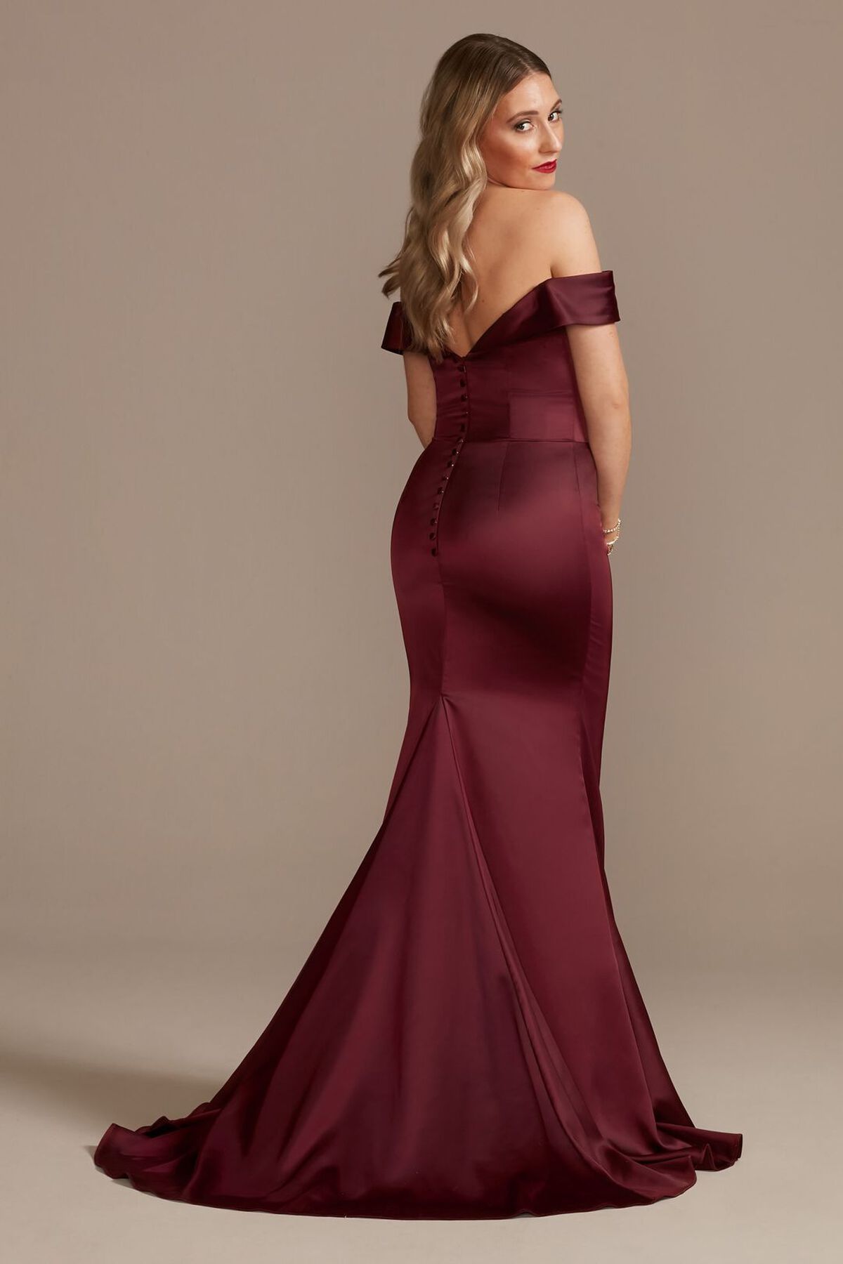 Vestido de dama sirena en sat&iacute;n con hombros ca&iacute;dos, VINO, hi-res