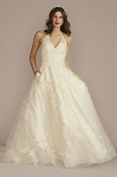 Vestido de novia línea A con pedrería y escote halter