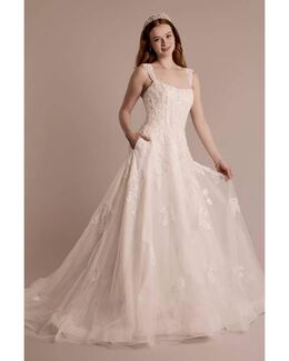 Vestido de novia con corsete y aplicaciones de encaje