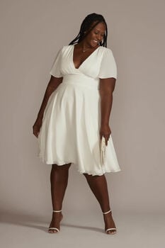 Vestido de novia midi con mangas cortas y escote V