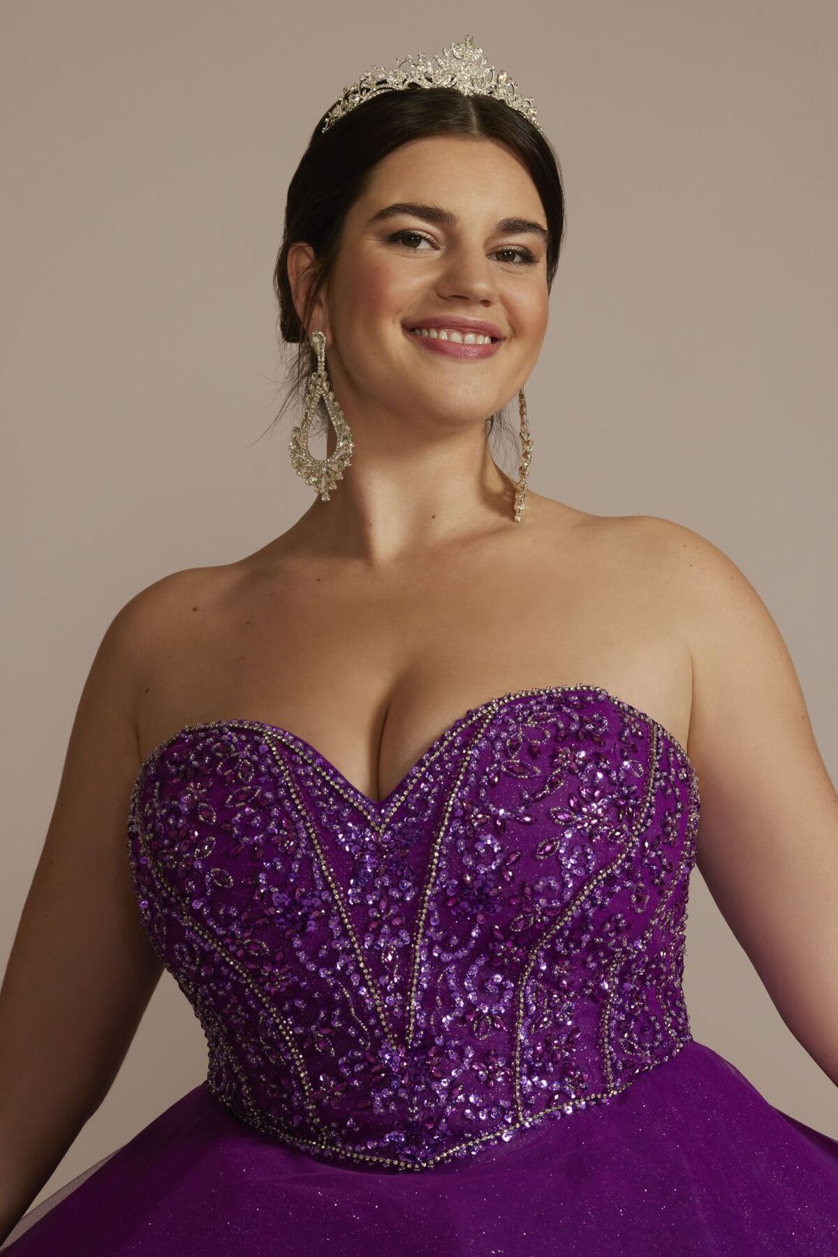 Vestido de quincea&ntilde;era con escote asim&eacute;trico y aplicaciones florales en 3D, MORADO, hi-res