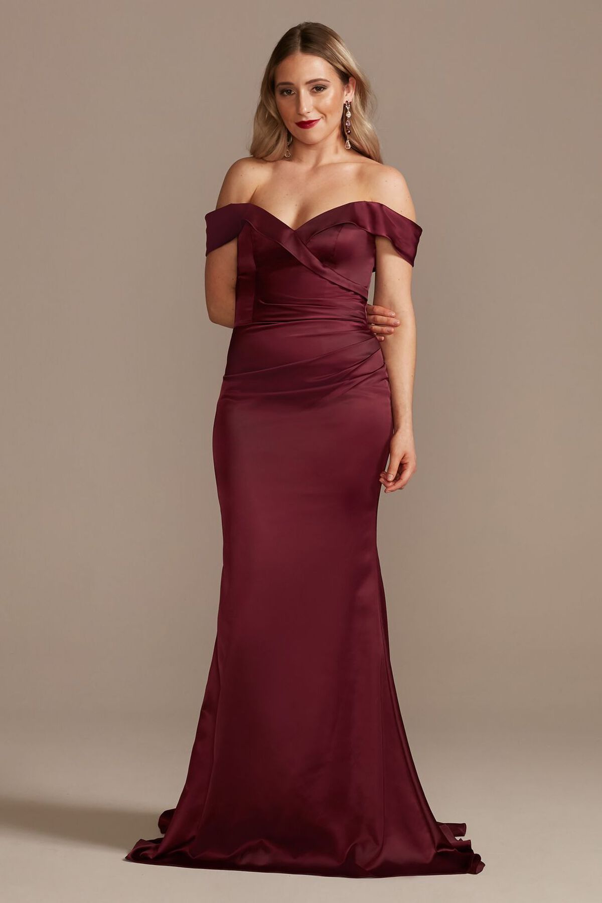 Vestido de dama sirena en sat&iacute;n con hombros ca&iacute;dos, VINO, hi-res