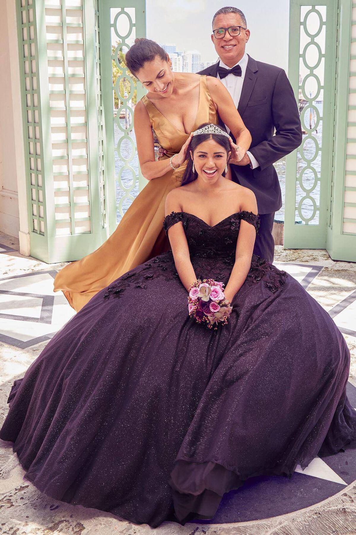 Vestido de quincea&ntilde;era morado con mangas al hombro removibles y tirantes, MORADO OSCURO, hi-res