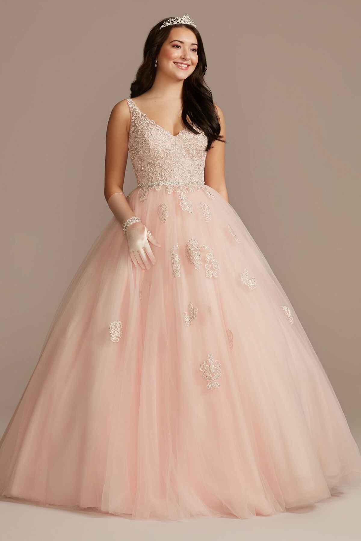 Vestido de quincea&ntilde;era rosa con aplicaciones de encaje brillante, PETALO, hi-res