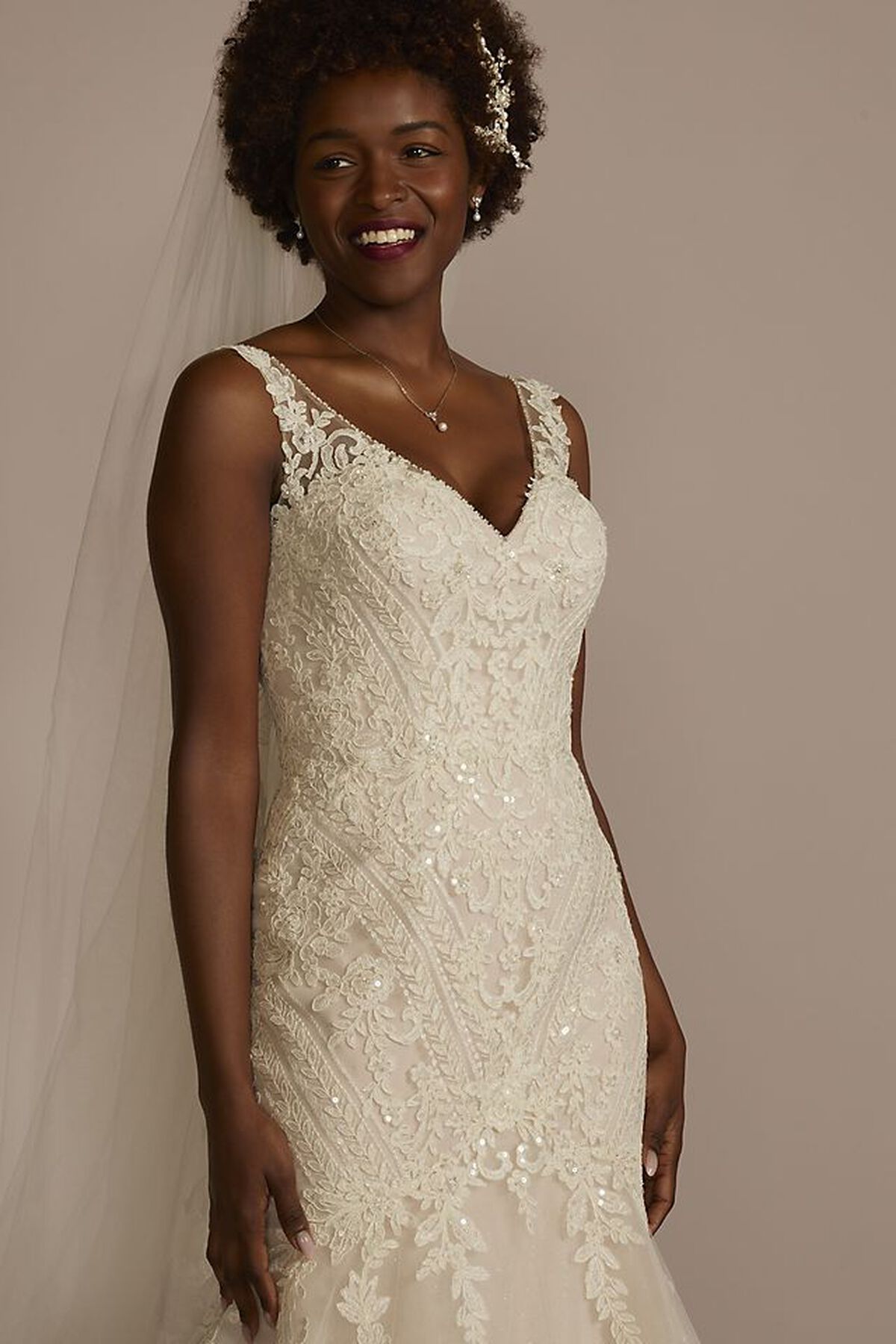 Vestido de novia sirena con aplicaciones de encaje y escote en V, MARFIL/CASHMERE, hi-res