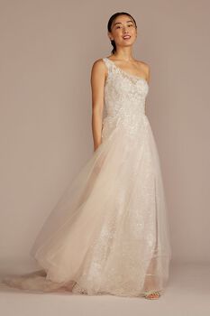 Vestido de novia línea A con escote asimétrico y falda desmontable