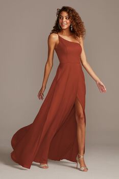 Vestido de dama con escote asim&eacute;trico y abertura en pierna