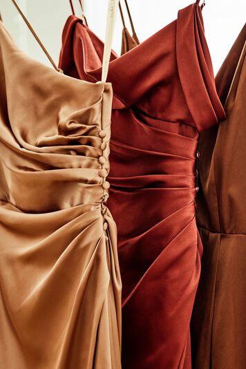 Vestido de dama con escote asim&eacute;trico y abertura en pierna, CANELA, hi-res image number null