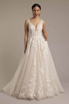 Vestido de novia corte princesa con escote pronunciado