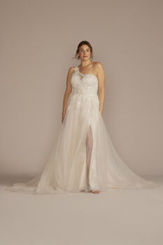 Vestido de novia l&iacute;nea A con escote asim&eacute;trico y falda desmontable