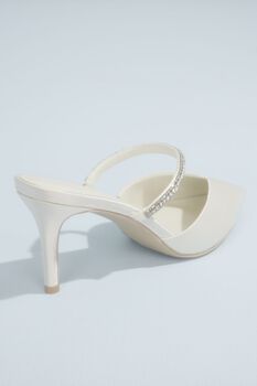 Zapatilla de novia en pico con pedrer&iacute;a