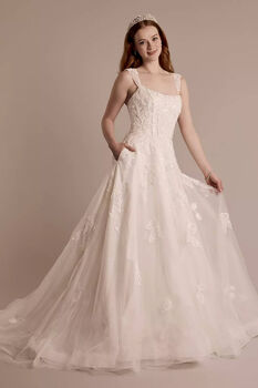 Vestido de novia con corsete y aplicaciones de encaje