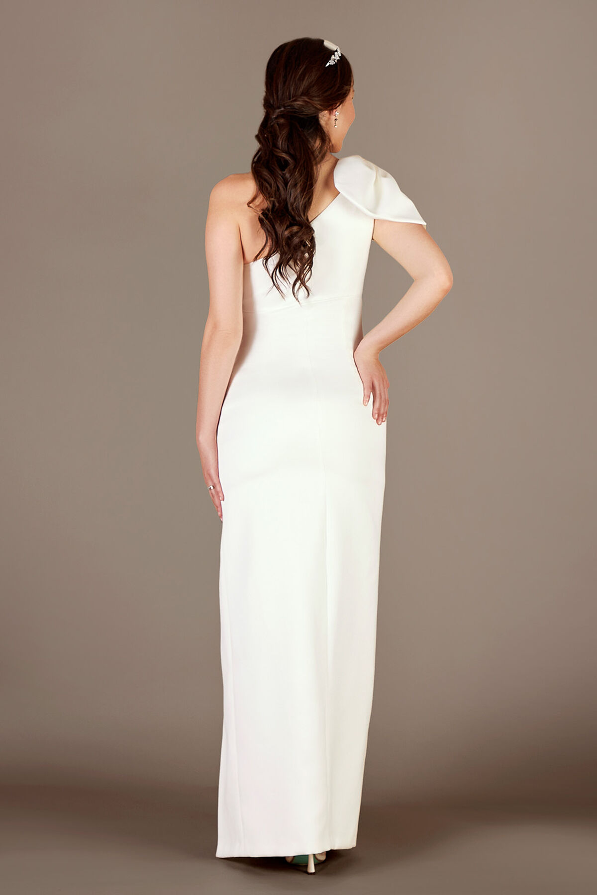 Vestido de novia recto con escote asim&eacute;trico y mo&ntilde;o en hombro, BLANCO SUAVE, hi-res