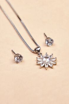 Set de aretes y collar con cristales
