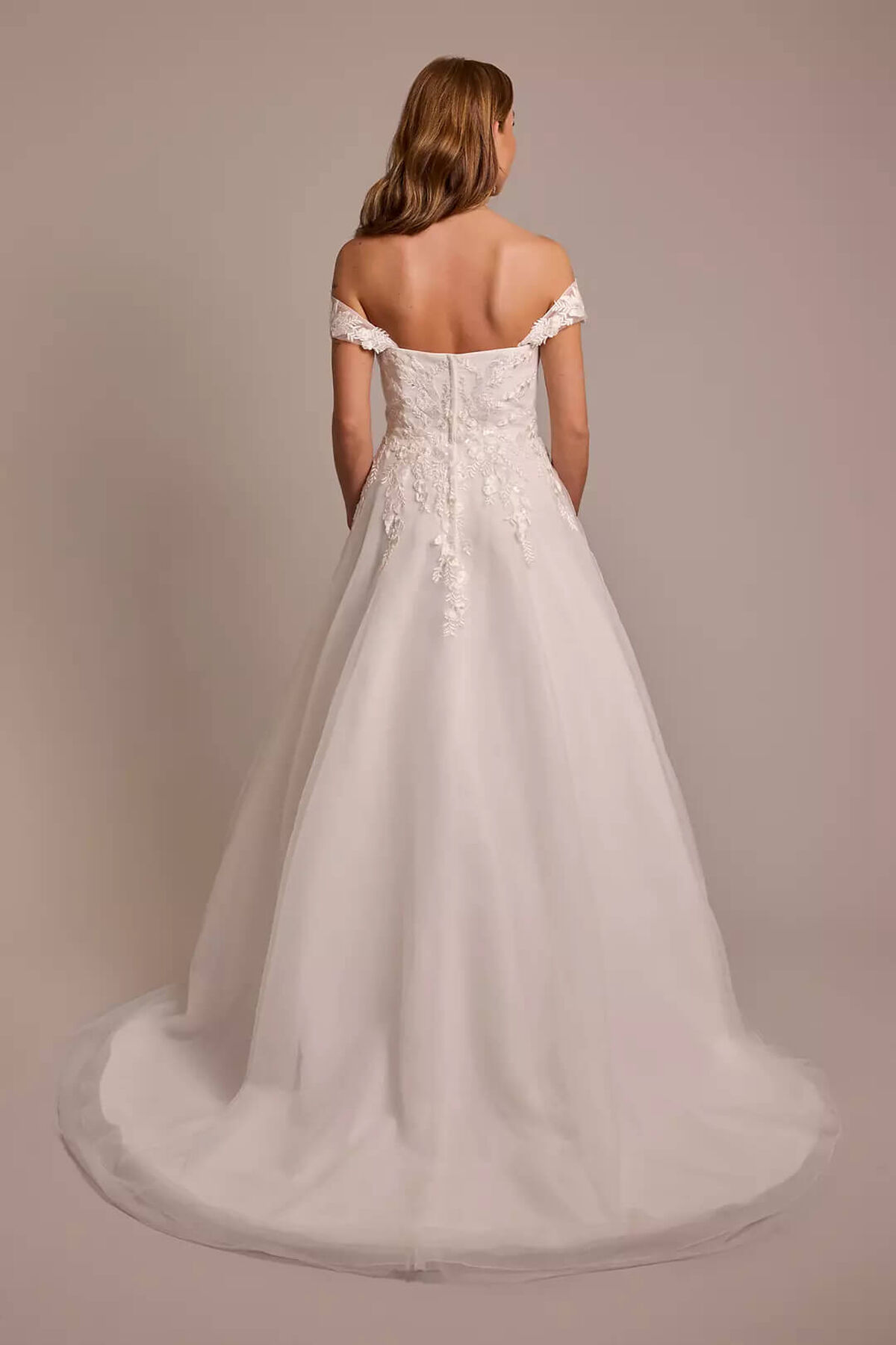 Vestido de novia de corte A con aplicaciones y hombros descubiertos, BLANCO SUAVE, hi-res