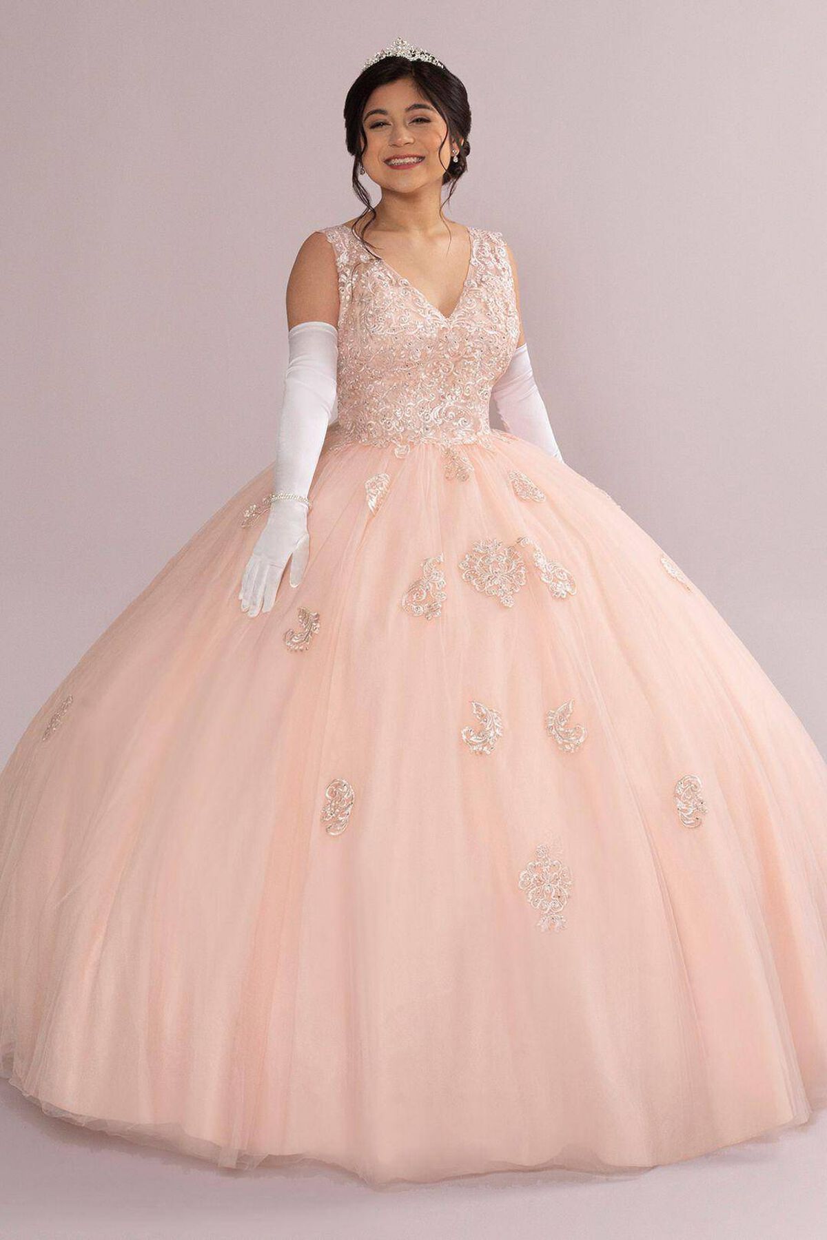 Vestido de quincea&ntilde;era rosa con aplicaciones de encaje brillante, PETALO, hi-res