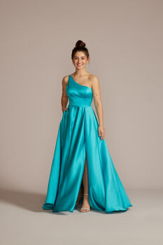 Corte en A de raso de un hombro con abertura en la falda 8002185