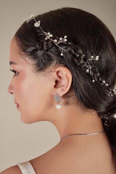 Diadema floral con perlas
