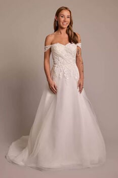 Vestido de novia de corte A con aplicaciones y hombros descubiertos
