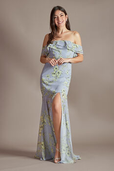 Vestido largo de chif&oacute;n con escote al hombro de olanes y estampado floral