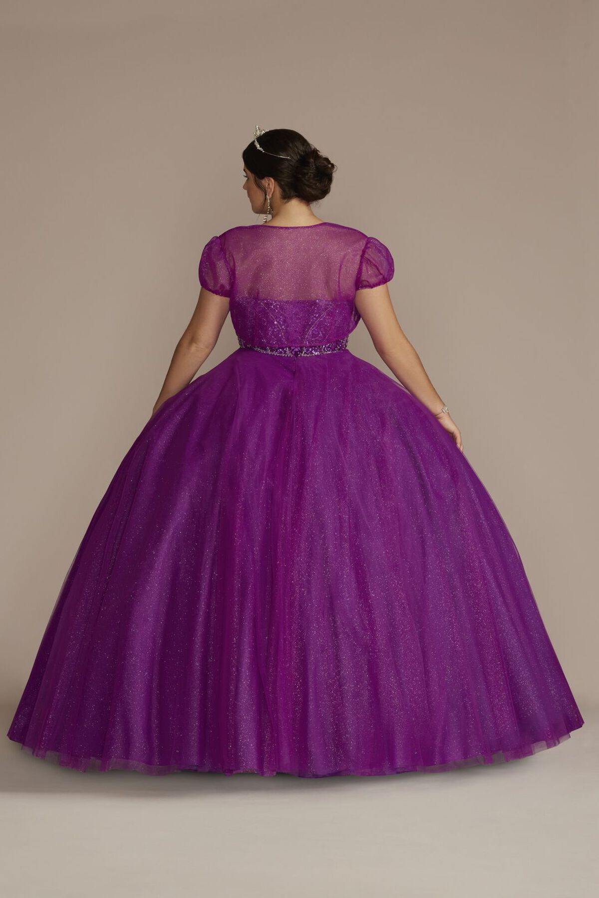 Vestido de quincea&ntilde;era con escote asim&eacute;trico y aplicaciones florales en 3D, MORADO, hi-res