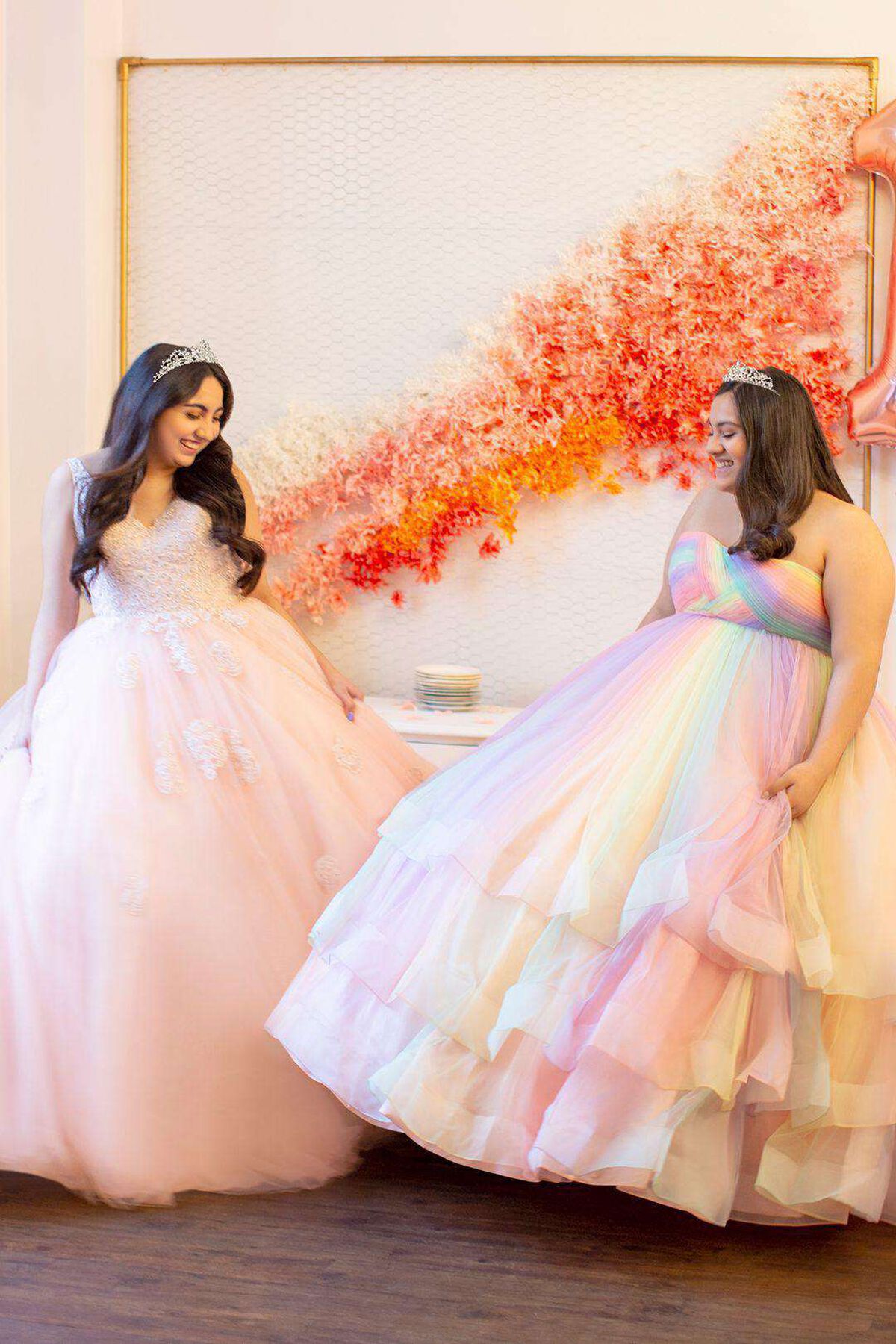 Vestido de quincea&ntilde;era rosa con aplicaciones de encaje brillante, PETALO, hi-res