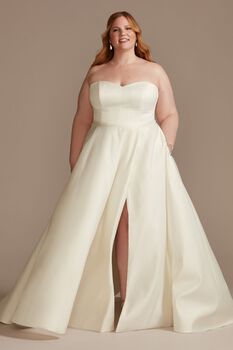 Vestido de novia strapless con abertura en falda