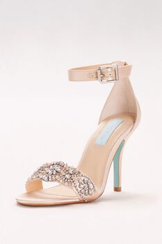 Zapatilla de novia con adornos de pedrería