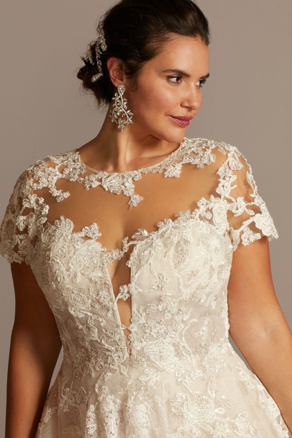 Vestido de novia princesa de encaje con mangas cortas y escote ilusi&oacute;n, MARFIL/PIEDRA, hi-res