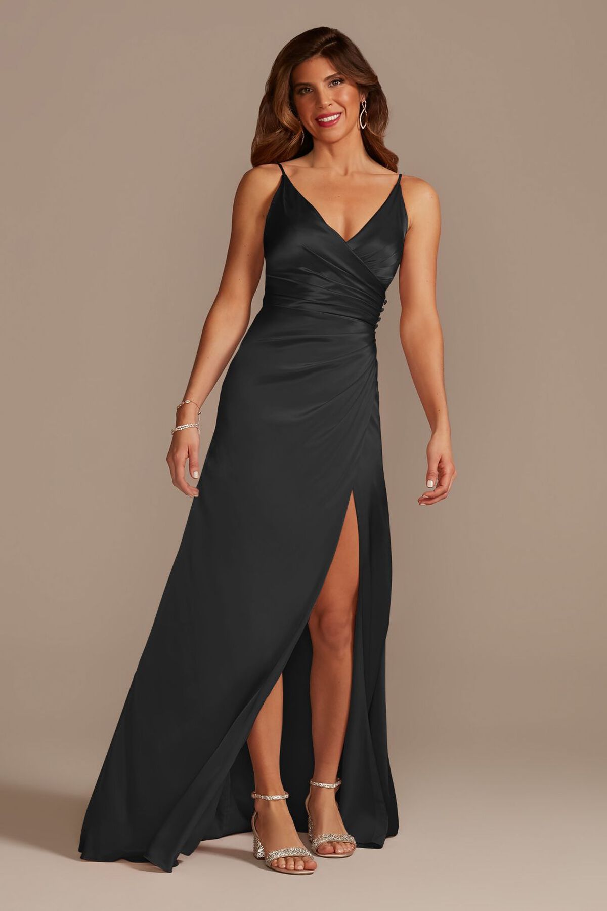 Vestido de dama en sat&iacute;n con abertura en la pierna, NEGRO, hi-res