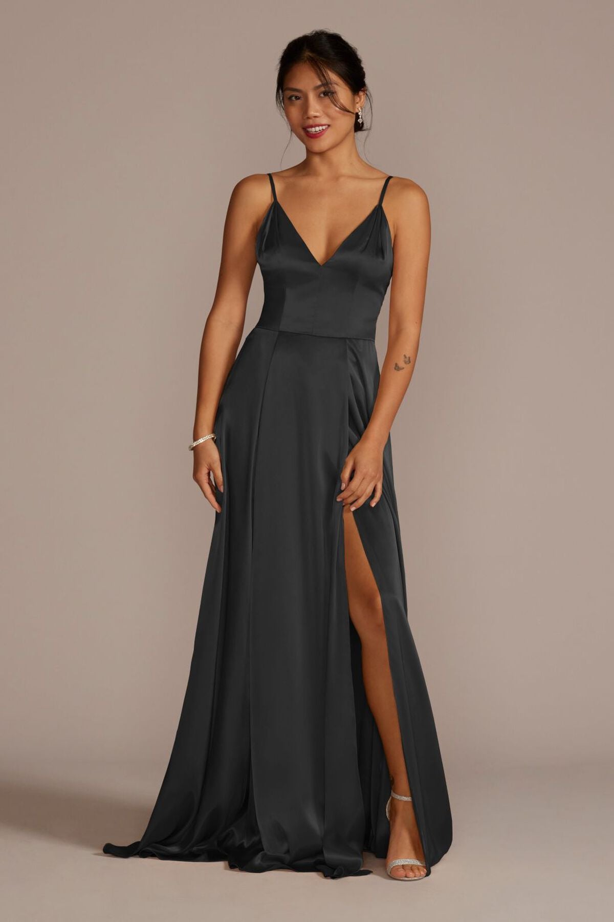 Vestido de dama satinado con abertura en pierna, NEGRO, hi-res