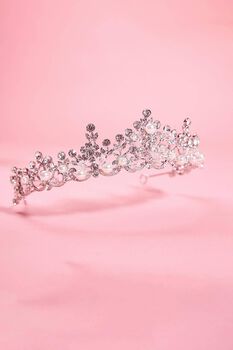 Tiara floral con cristales y perlas