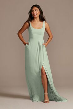 Vestido de dama con escote redondo y abertura en pierna