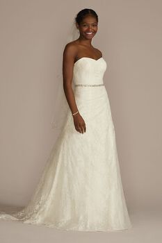 Vestido de novia strapless de encaje con escote corazón