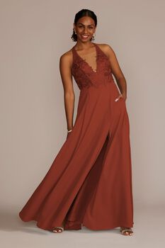Vestido de dama con escote halter y aplicaciones de encaje