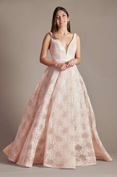 Vestido largo de encaje con escote en V y falda estilo princesa
